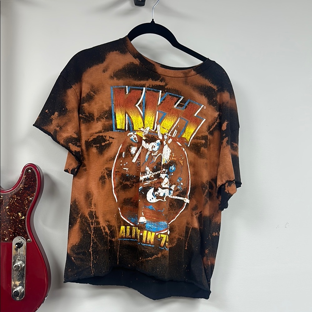 Acid washed and Washed Kiss Cropped Sleeves and Mid